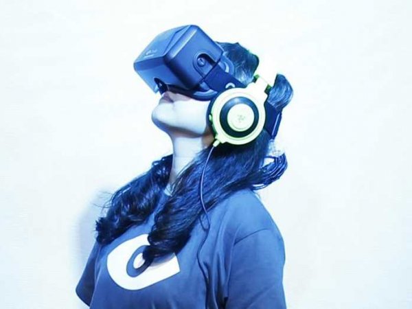 oculus-vrs-headset-oculus-rift-tokyo-game-show-2014-thumb-medium