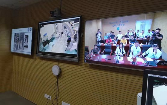 影创科技与蓝软智能医疗携手实现江苏首例5G+MR混合现实手术导航系统的应用