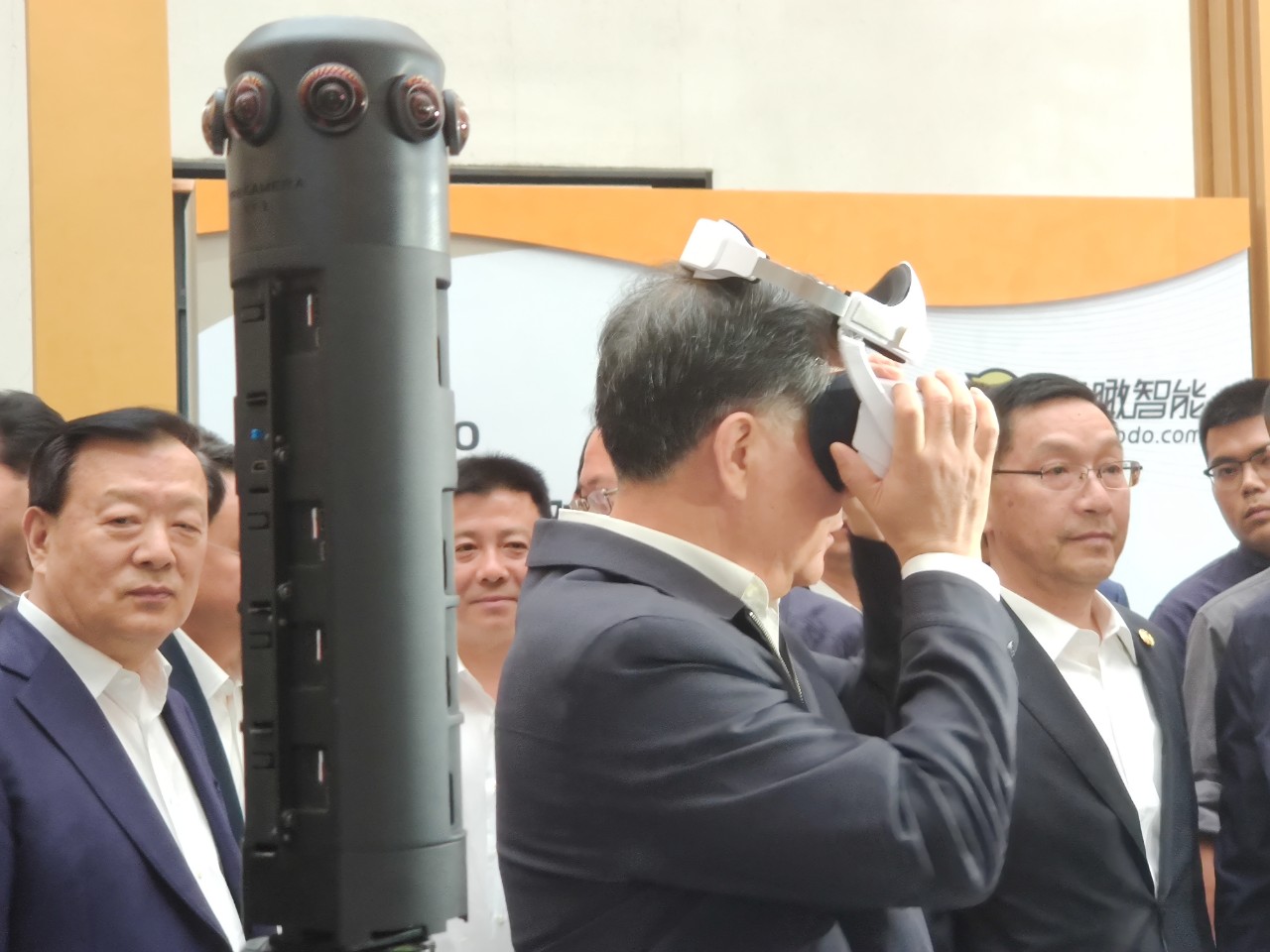 【杭州青创赛】政协汪洋主席体验创维VR一体机