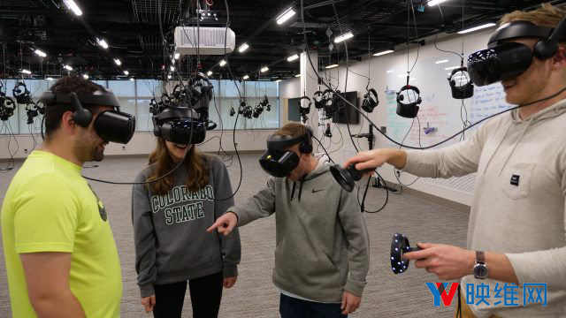 大学这样部署VR实验室，可容纳100名学生，在VR中共享可视化3D解剖图