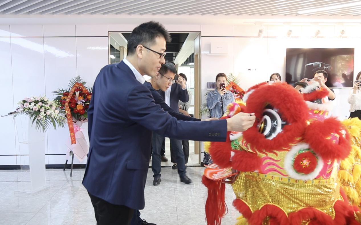 灵犀微光领跑AR核心显示技术，首个生产基地落户无锡