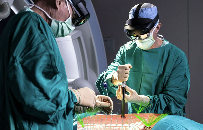 美国医生基于HoloLens 2实现在活体患者身上放置椎弓根螺钉