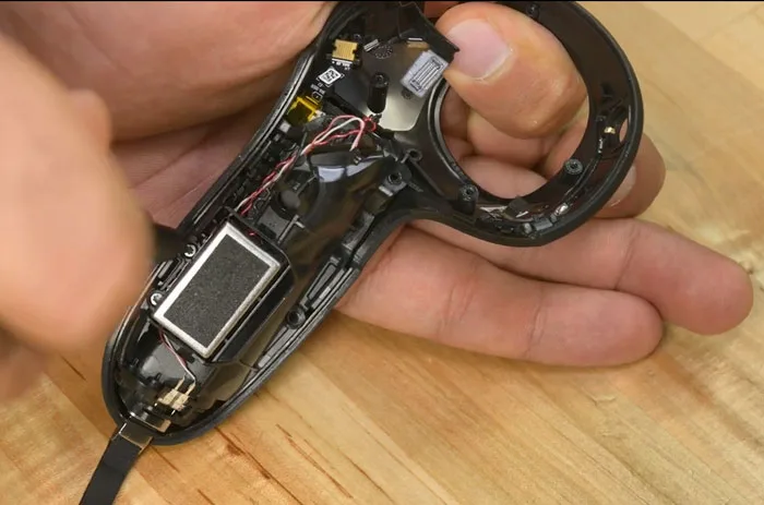 iFixit Quest Pro拆机：可修复性几乎为零