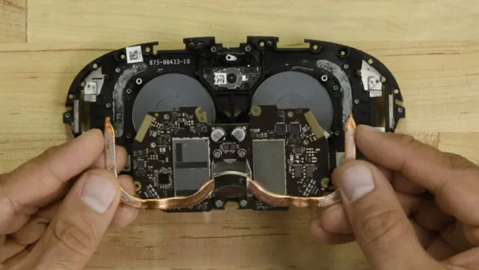 iFixit Quest Pro拆机：可修复性几乎为零